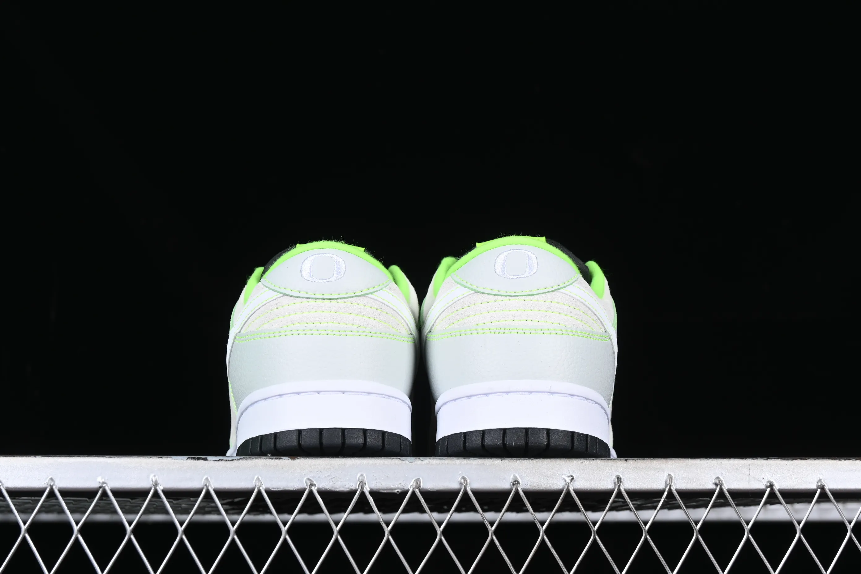 All Categories Nk SB Dunk Series Nk SB Dunk Low Low-top sneakers Nk SB Dunk Low PE "University Of Oregon" Oregon Green Duck SB low-top casual sneakers FQ7260-001